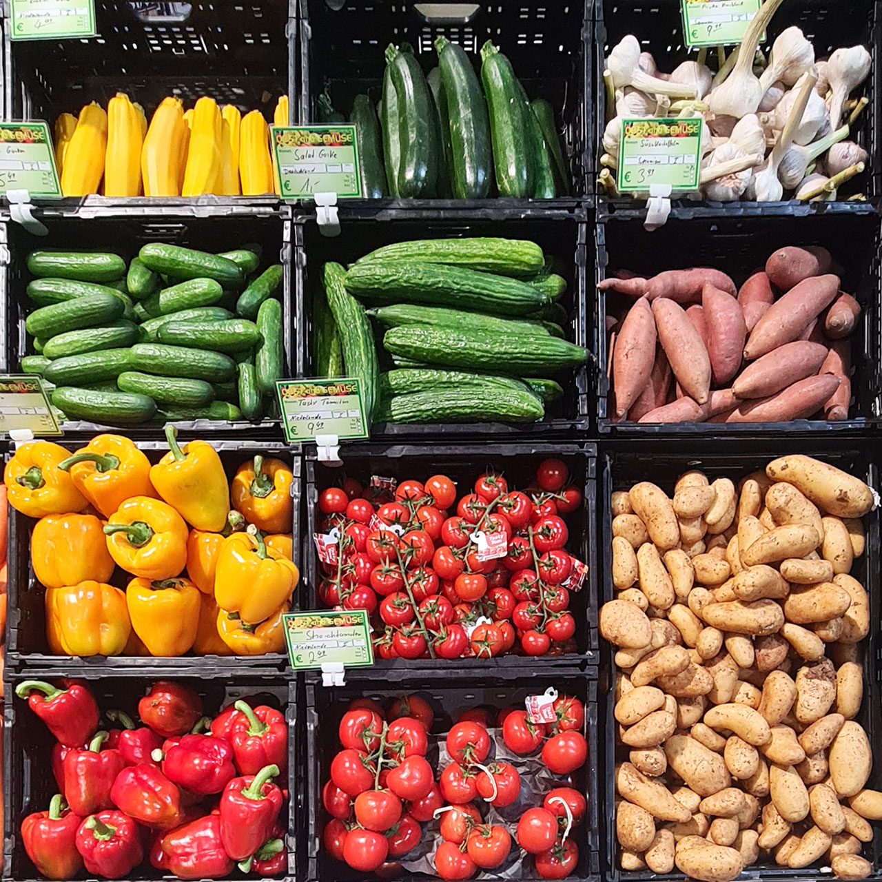 Zucchini, Gurken, Paprika, Tomaten, Süßkartoffeln und Knoblauch 