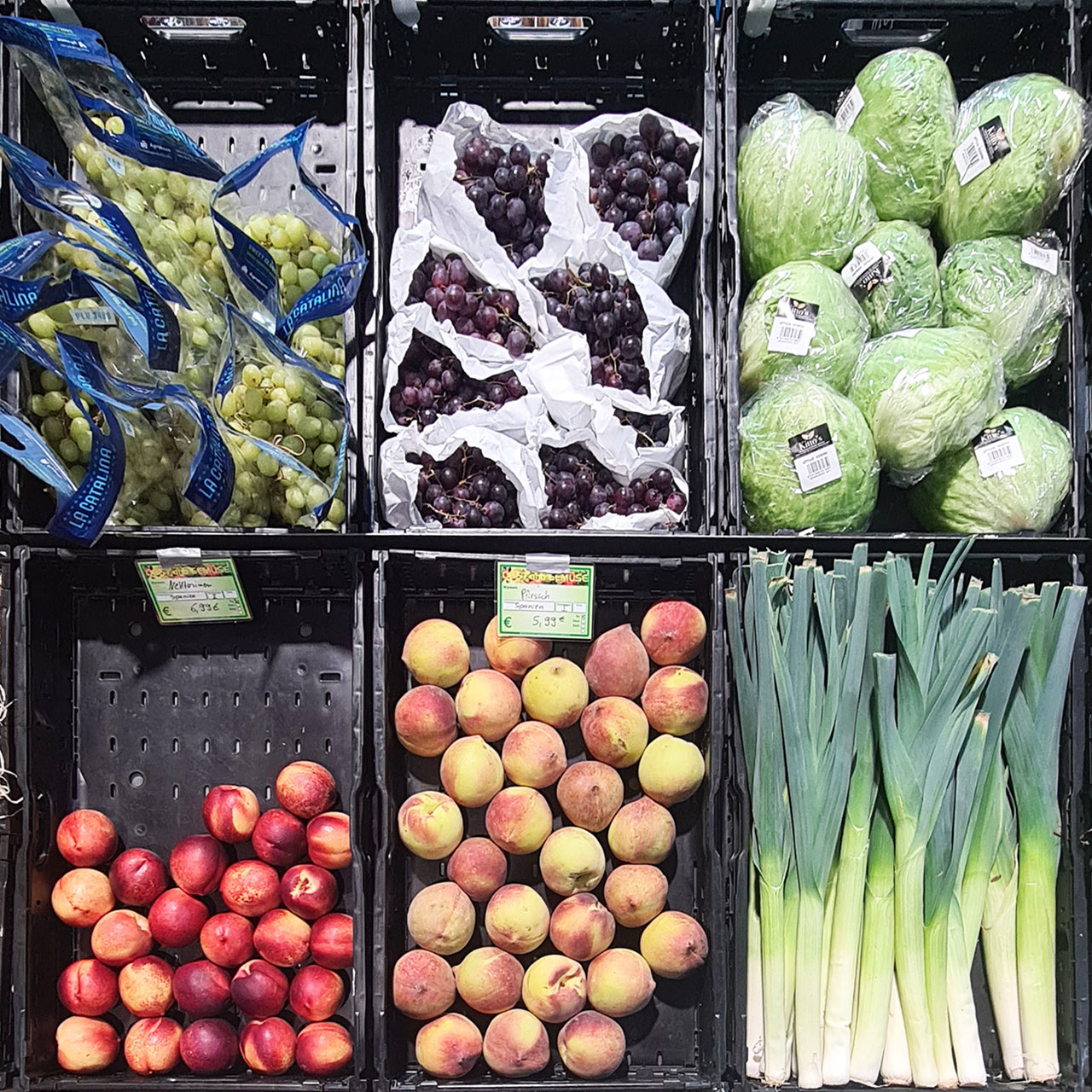 Trauben, Pfirsiche, Nektarinen, Lauch und Eisbergsalat